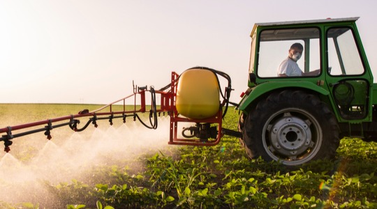 Aplicação de fertilizante foliar com máquina