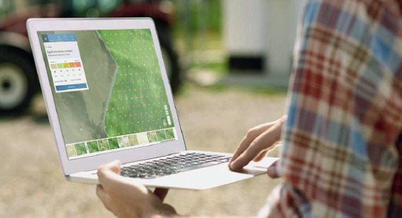 Pessoa usando Atfarm em notebook