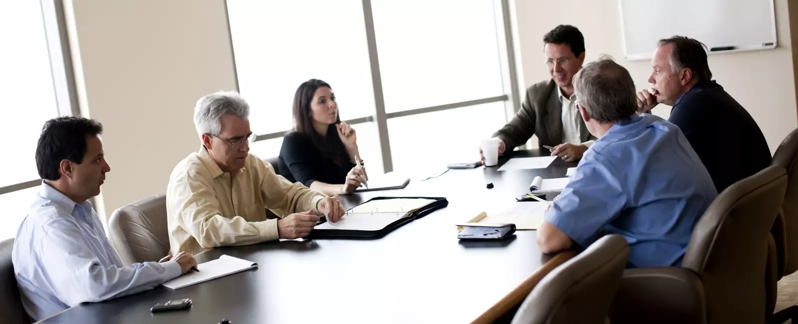 Pessoas em reunião na sala do escritório