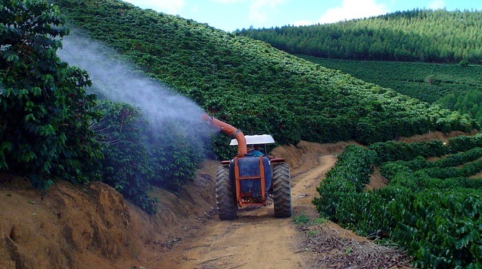 Aplicação de fertilizante foliar