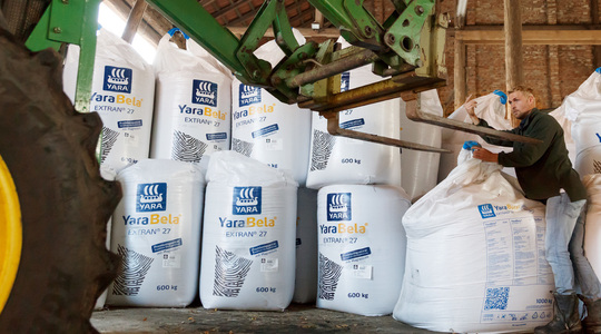 Descarga de fertilizantes em armazém