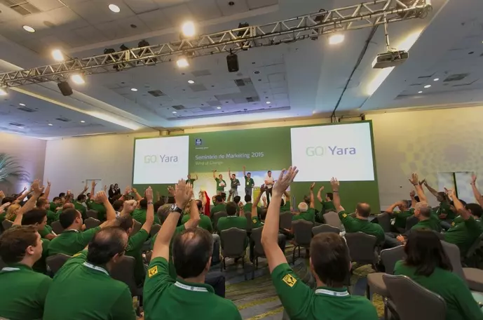 Pessoas em reunião no auditório