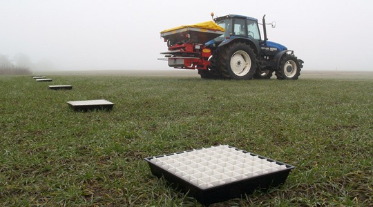 Trator aplicando fertilizantes