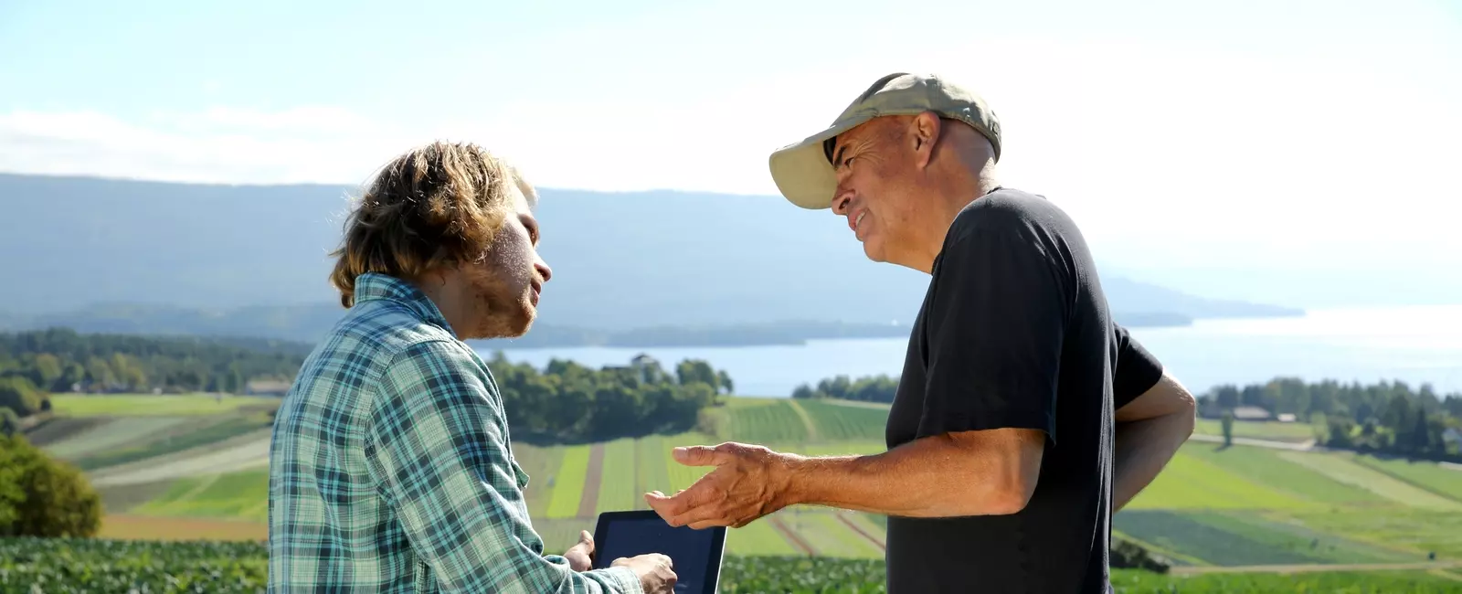 Pessoas conversando no campo